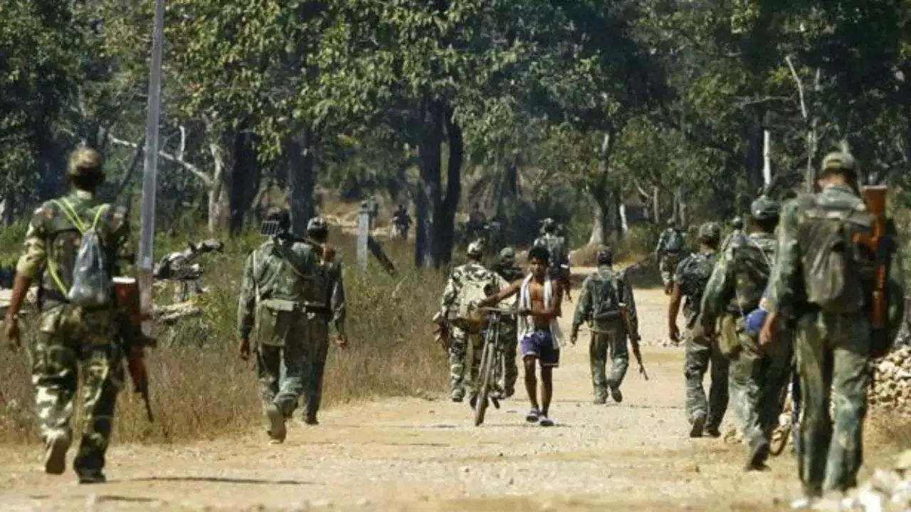 झारखंड पुलिस और CRPF ने एक संयुक्त ऑपरेशन में 1 करोड़ रुपये के इनामी माओवादी मिसिर बेसरा को पकड़ा