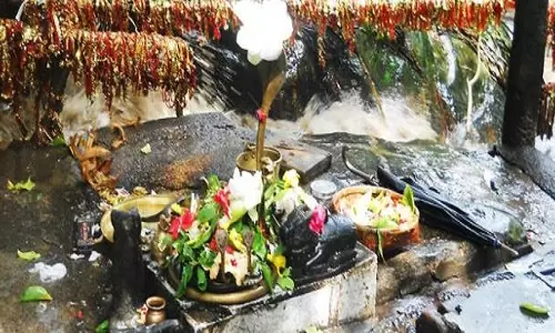 भारी बारिश के कारण बालासोर में पंचलिंगेश्वर मंदिर जलमग्न