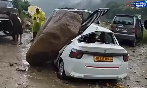 पहाड़ से वाहन पर गिरा बोल्डर, हाईवे में आवागमन बंद