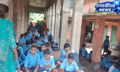 कमरों की कमी से बरामदे में पढ़ाई को मजबूर बच्चे