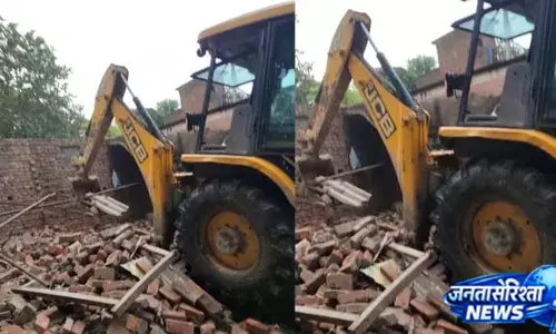 महराजगंज में गरजा बुलडोजर, 40 डिसमिल जमीन मुक्त
