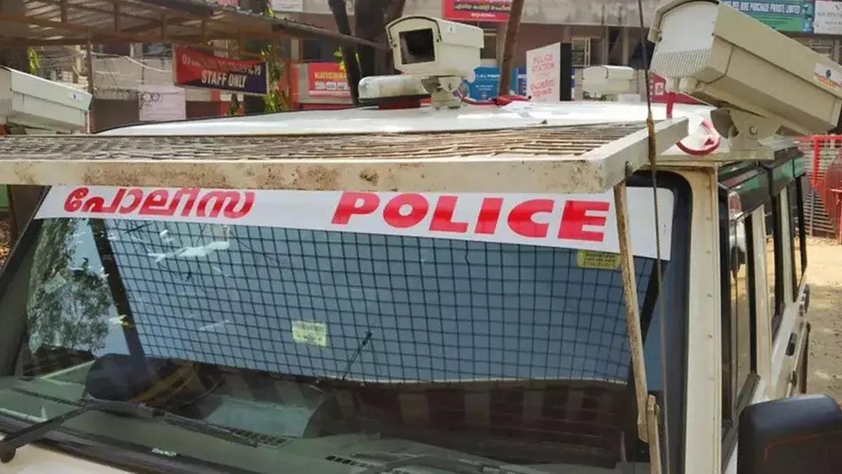 सार्वजनिक सड़क पर अश्लील हरकत: महिलाओं ने पुरुषों के हॉस्टल से आरोपी युवक को पकड़ा