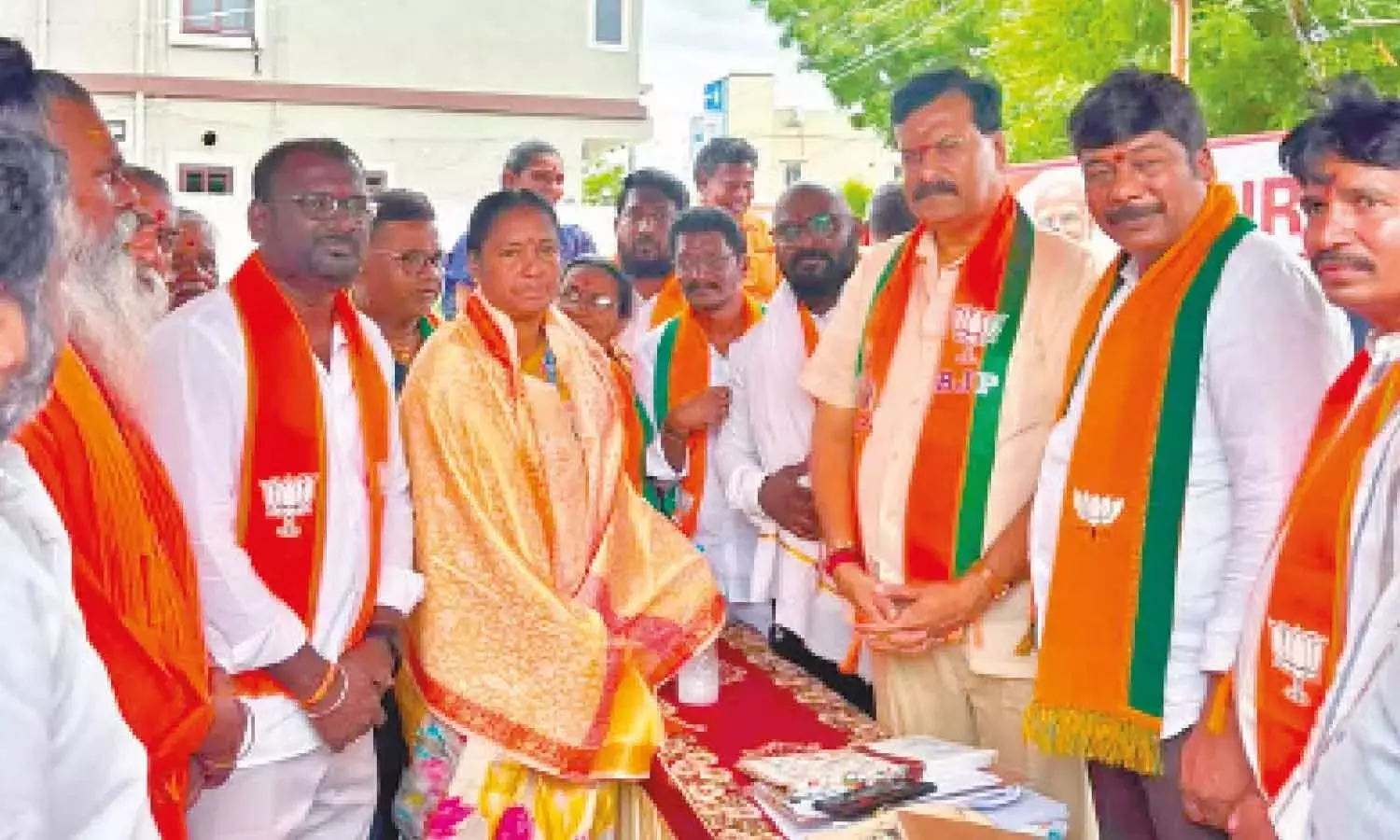 Telangana: राहुल, रेवंत लोगों को गुमराह कर रहे हैं, बीजेपी नेता का आरोप