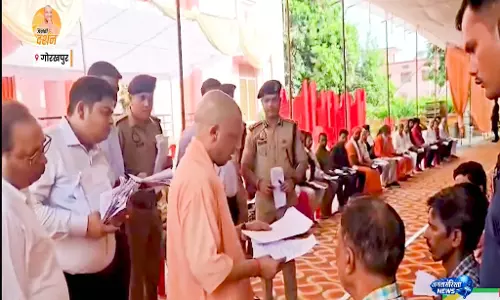 गोरखनाथ मंदिर में जनता दर्शन, CM योगी ने सुनीं फरियादें