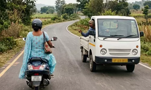 शिक्षिका से सड़क पर छेड़छाड़ का आरोप, छोटा हाथी चालक ने किया पीछा