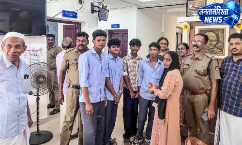 ईमानदारी की मिसाल बने ओट्टापालम के छात्र, सड़क पर मिले सोने के गहने मालिक को लौटाए