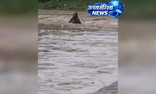 हल्द्वानी में बड़ा हादसा टला: भाखड़ा नाले में बाइक समेत बहे दो ग्रामीण, 30 मीटर तक बहने के बाद बची जान