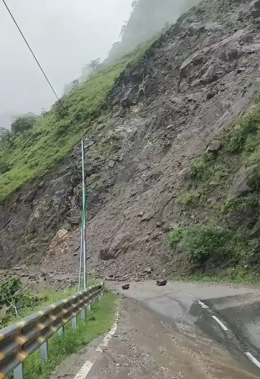 Shimla: भारी बारिश के बीच नेशनल हाईवे-5 पर भूस्खलन, यातायात प्रभावित