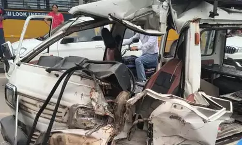 ट्रक से टकराई बच्चों से भरी वैन, 10वीं के छात्र की मौत