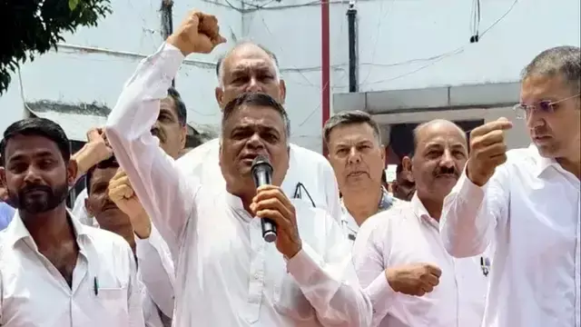 Faridabad: फरीदाबाद में पार्षद दीपक यादव को लेकर निगम अधिकारियों का विरोध