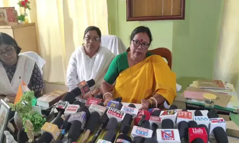 राष्ट्रीय महिला आयोग की अध्यक्ष विजया रहाटकर ने त्रिपुरा का तीन दिवसीय दौरा शुरू कि राष्ट्रीय महिला आयोग की अध्यक्ष विजया रहाटकर ने त्रिपुरा का तीन दिवसीय दौरा शुरू कि