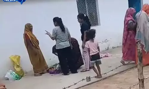 सड़क किनारे गर्भवती का प्रसव, जननी वाहन नहीं मिलने का परिजनों का आरोप