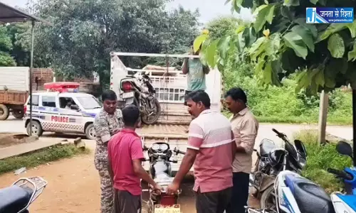 बाइक सवार 7 स्टूडेंट्स को पुलिस ने पकड़ा