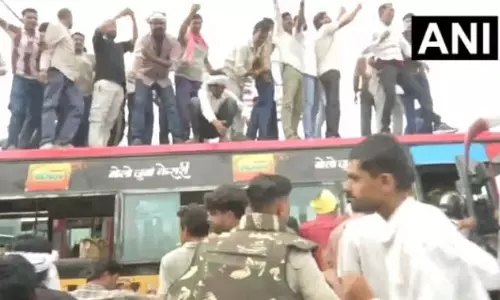 नर्मदापुरम में किसानों के प्रदर्शन के दौरान बसों में तोड़फोड़ का आरोप नर्मदापुरम में किसानों के प्रदर्शन के दौरान बसों में तोड़फोड़ का आरोप