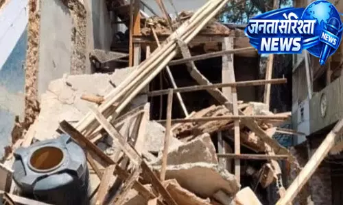 जबलपुर में जर्जर इमारत भरभराकर गिरी, बाल-बाल बचे मजदूर