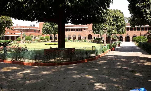 स्टीफंस में ड्रेस कोड: क्लासरूम और लाइब्रेरी में शॉर्ट्स पर बैन