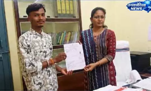 सीएम हेल्पलाइन बनी सहारा, 7 साल बाद मुकुंद धीमर को मिला आधार कार्ड