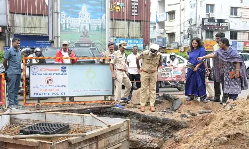 स्टॉर्म वॉटर ड्रेन कार्य: साइबराबाद के पुलिस और सिविक चीफ ने किया दौरा स्टॉर्म वॉटर ड्रेन कार्य: साइबराबाद के पुलिस और सिविक चीफ ने किया दौरा