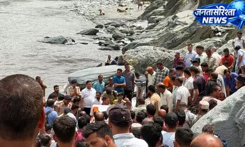 चंबा हादसा: रावी तट पर एक साथ जलीं चार चिताएं, मासूम को दी गई भू-समाधि; पूरा गांव गम में डूबा चंबा हादसा: रावी तट पर एक साथ जलीं चार चिताएं, मासूम को दी गई भू-समाधि; पूरा गांव गम में डूबा