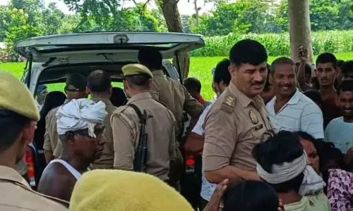 आम के पेड़ पर फंदे से झूलते मिले नवविवाहित दंपती, इलाके में सनसनी