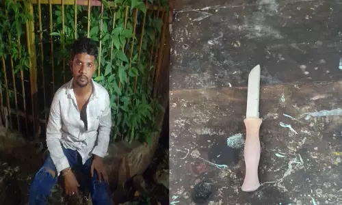 रायपुर के ट्रैफिक जवानों ने पर्स लुटेरे को धरदबोचा, चाकू बरामद रायपुर के ट्रैफिक जवानों ने पर्स लुटेरे को धरदबोचा, चाकू बरामद