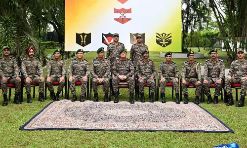 COAS जनरल धीरज सेठ ने 2 दिन के दौरे के दौरान पूर्वोत्तर में सुरक्षा हालात का जायज़ा लिया COAS जनरल धीरज सेठ ने 2 दिन के दौरे के दौरान पूर्वोत्तर में सुरक्षा हालात का जायज़ा लिया