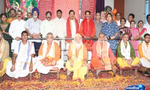नोएडा में गुरु पूर्णिमा समारोह में शामिल हुए सांसद महेश शर्मा नोएडा में गुरु पूर्णिमा समारोह में शामिल हुए सांसद महेश शर्मा