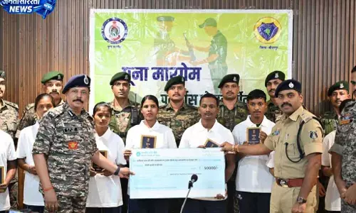 बीजापुर पुलिस के सामने 49 लाख के इनामी 8 माओवादियों ने किया आत्मसमर्पण