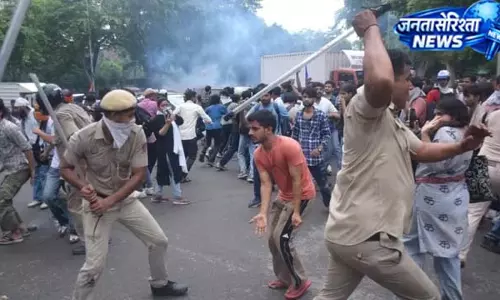 वाटर कैनन से पैलेट गन तक, पुलिस के हथियारों का इस्तेमाल कब?