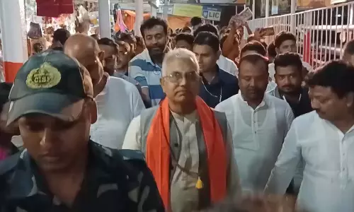 गुरु पूर्णिमा पर मंत्री दिलीप घोष ने तारकेश्वर मंदिर में की पूजा-अर्चना
