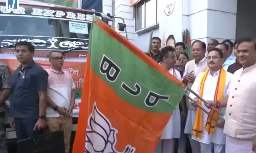 असम के बाढ़ प्रभावित जिलों के लिए सीएम हिमंत बिस्वा सरमा ने राहत सामग्री को दिखाई हरी झंडी असम के बाढ़ प्रभावित जिलों के लिए सीएम हिमंत बिस्वा सरमा ने राहत सामग्री को दिखाई हरी झंडी