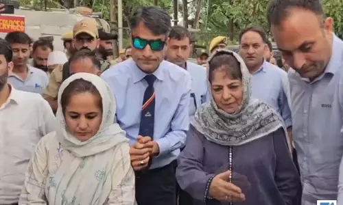 महबूबा मुफ्ती ने शहीद कॉन्स्टेबल आशिक हुसैन कुरैशी के परिवार से की मुलाकात, जताई संवेदना महबूबा मुफ्ती ने शहीद कॉन्स्टेबल आशिक हुसैन कुरैशी के परिवार से की मुलाकात, जताई संवेदना