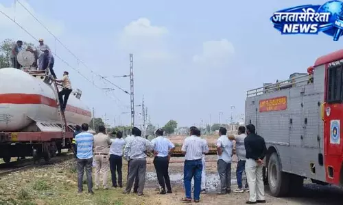 LPG टैंकर लीक से मचा हड़कंप, हादसा टला LPG टैंकर लीक से मचा हड़कंप, हादसा टला