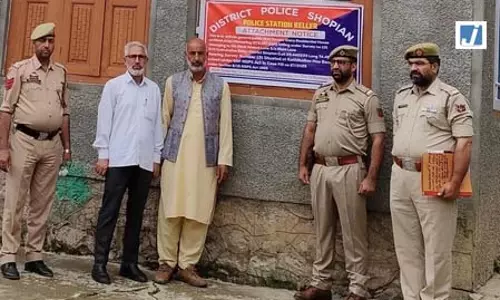 जम्मू-कश्मीर: कुलगाम में हथियार बरामद, शोपियां में ड्रग तस्कर की संपत्ति जब्त