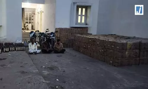 पुलिस की बड़ी कार्रवाई, 1 करोड़ से अधिक की अवैध शराब जब्त, 3 गिरफ्तार पुलिस की बड़ी कार्रवाई, 1 करोड़ से अधिक की अवैध शराब जब्त, 3 गिरफ्तार