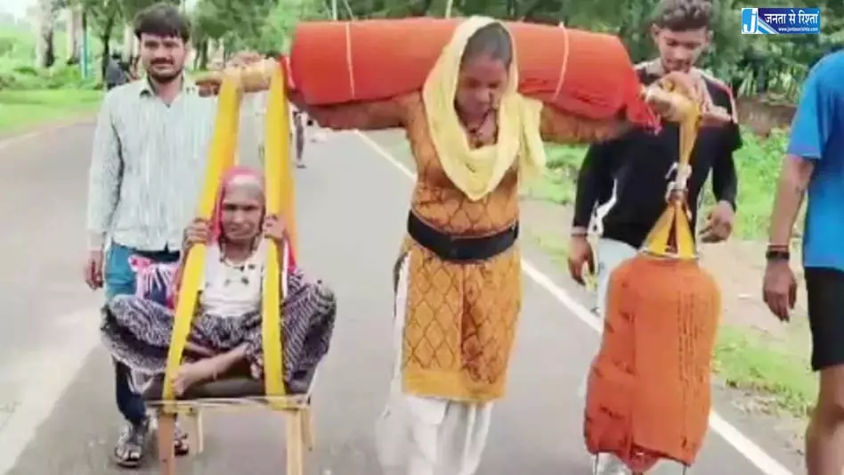 सास को लेकर कांवड़ यात्रा पर निकली बहू, दृश्य देखकर भावुक हो रहे लोग सास को लेकर कांवड़ यात्रा पर निकली बहू, दृश्य देखकर भावुक हो रहे लोग