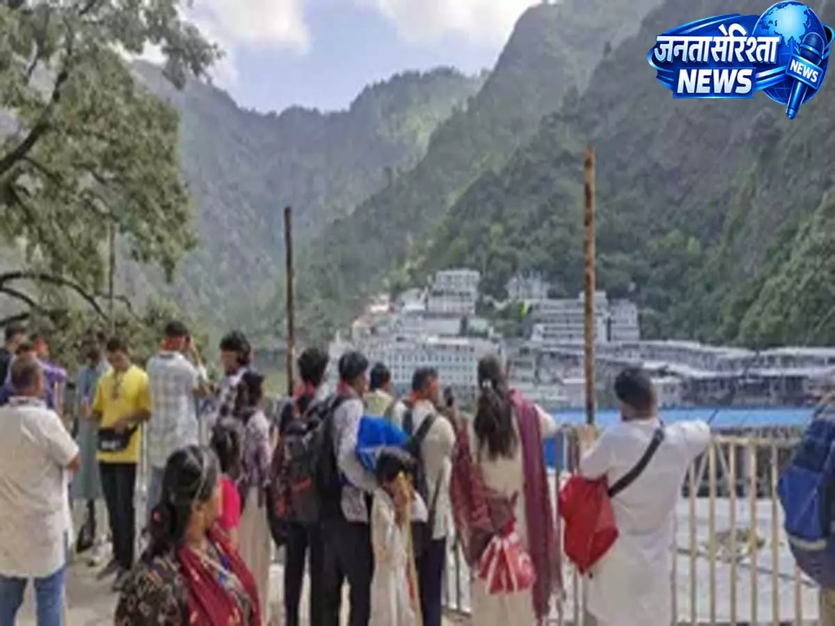 त्रिकुट पर्व पर मां वैष्णो देवी के दरबार में उमड़ी आस्था, मौसम के बीच भक्तों का उत्साह बरकरार त्रिकुट पर्व पर मां वैष्णो देवी के दरबार में उमड़ी आस्था, मौसम के बीच भक्तों का उत्साह बरकरार