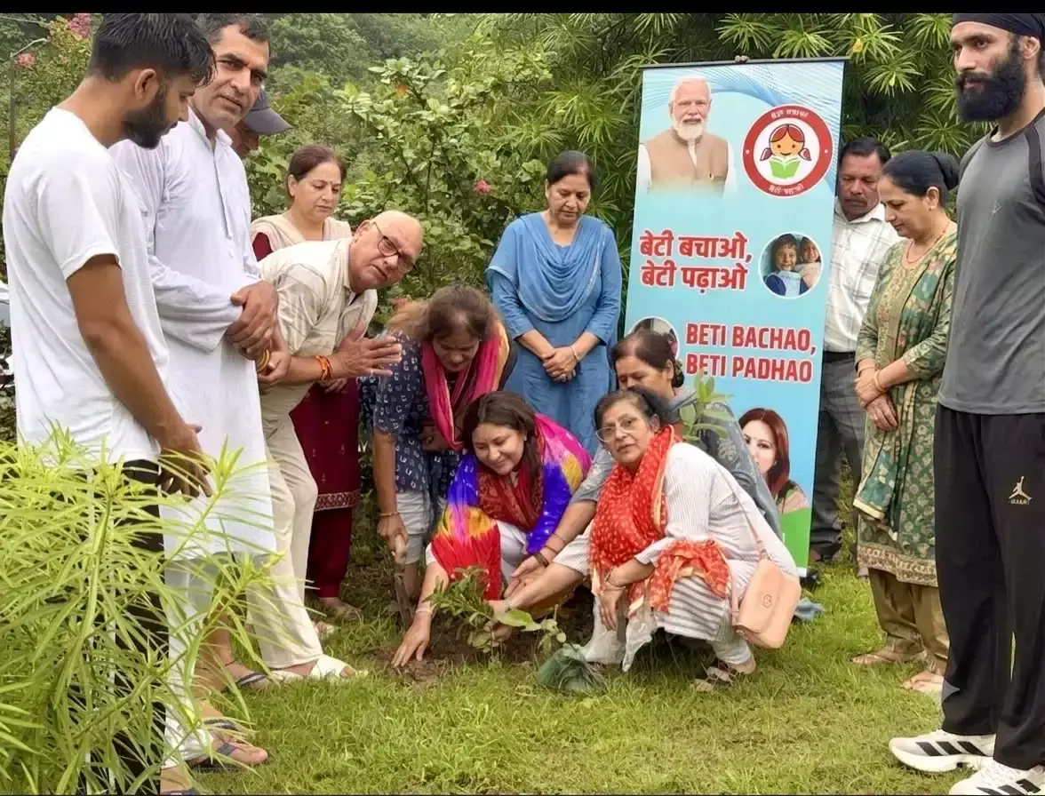 Jammu: पौधारोपण के साथ ‘बेटी बचाओ, बेटी पढ़ाओ’ अभियान को मिला बढ़ावा Jammu: पौधारोपण के साथ ‘बेटी बचाओ, बेटी पढ़ाओ’ अभियान को मिला बढ़ावा