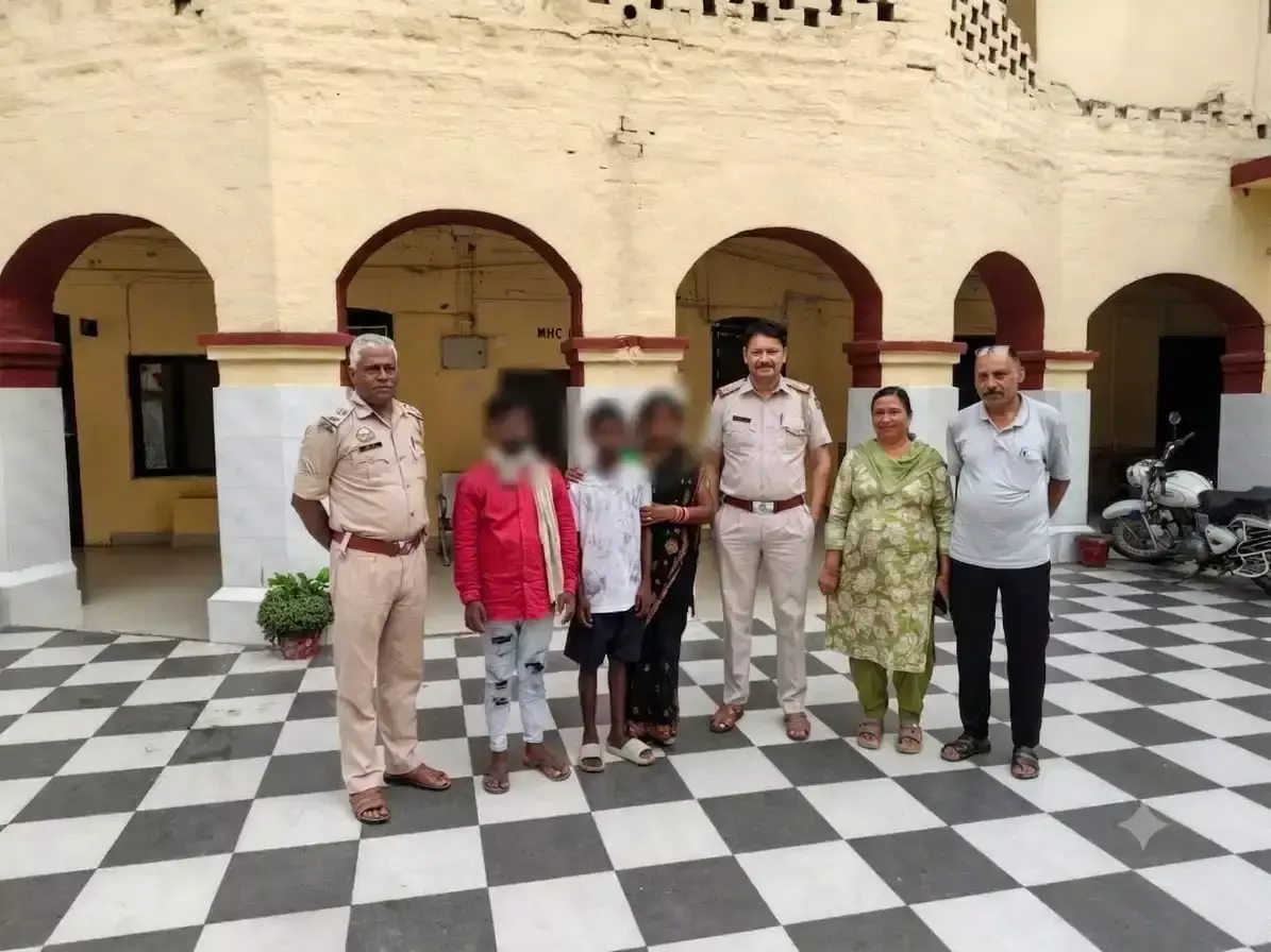 Dharamshala: बिहार से इंदौरा पहुंचे बालक को पुलिस ने परिजनों के सुपुर्द किया Dharamshala: बिहार से इंदौरा पहुंचे बालक को पुलिस ने परिजनों के सुपुर्द किया