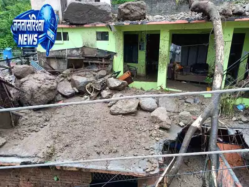 हिमाचल के Chamba में भूस्खलन, यातायात ठप हिमाचल के Chamba में भूस्खलन, यातायात ठप