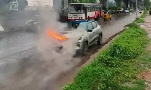 Hyderabad: पीवीएनआर एक्सप्रेसवे के पास चलती कार में आग लग गई Hyderabad: पीवीएनआर एक्सप्रेसवे के पास चलती कार में आग लग गई