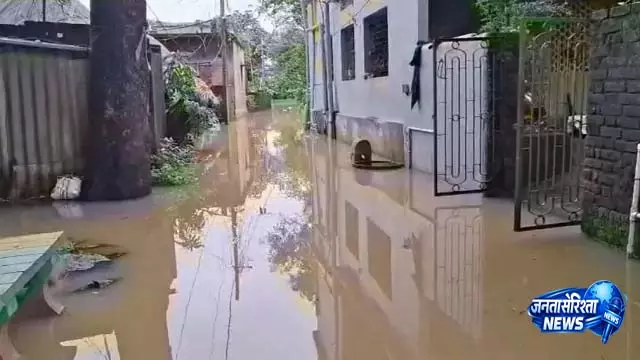 Odisha में बैतरणी और बुधबलंगा के उफान पर होने से बाढ़ की स्थिति बिगड़ गई है, सड़कें जलमग्न Odisha में बैतरणी और बुधबलंगा के उफान पर होने से बाढ़ की स्थिति बिगड़ गई है, सड़कें जलमग्न