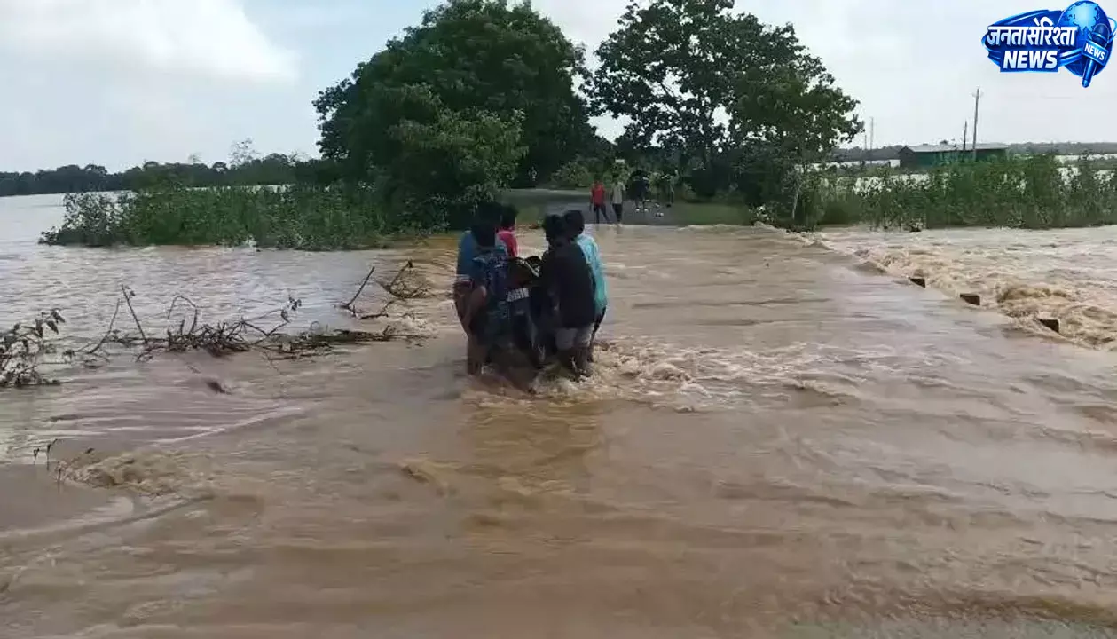 जाजपुर में बाढ़ का कहर, कानी नदी का तटबंध टूटा जाजपुर में बाढ़ का कहर, कानी नदी का तटबंध टूटा