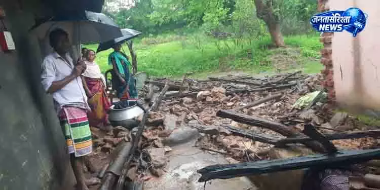 Odisha के देवगढ़ में दीवार ढही, बच्चे की जान गई Odisha के देवगढ़ में दीवार ढही, बच्चे की जान गई