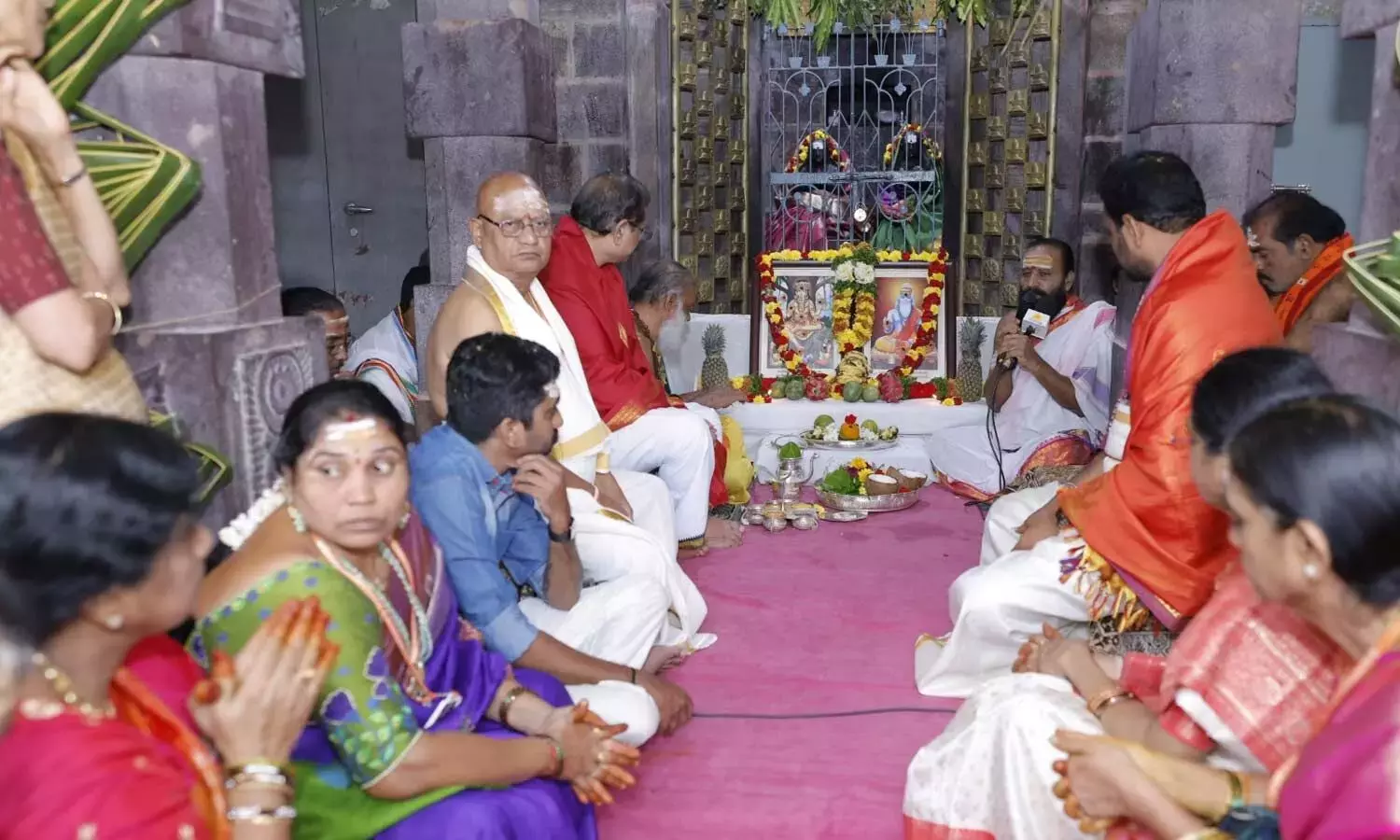 Andhra: श्रीशैलम मंदिर पारंपरिक भव्यता के साथ शाकंभरी उत्सव का प्रतीक है Andhra: श्रीशैलम मंदिर पारंपरिक भव्यता के साथ शाकंभरी उत्सव का प्रतीक है