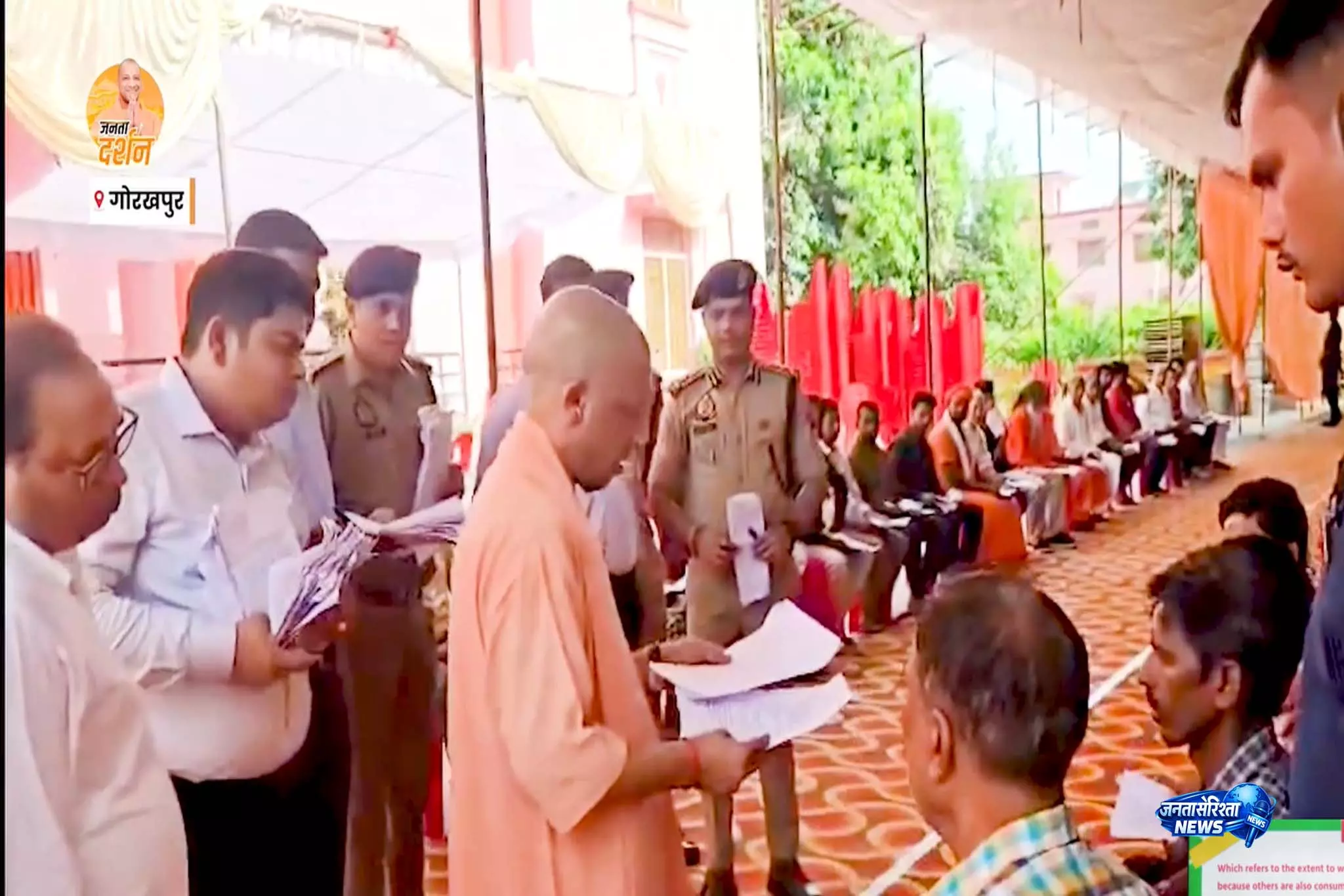 गोरखनाथ मंदिर में जनता दर्शन, CM योगी ने सुनीं फरियादें गोरखनाथ मंदिर में जनता दर्शन, CM योगी ने सुनीं फरियादें
