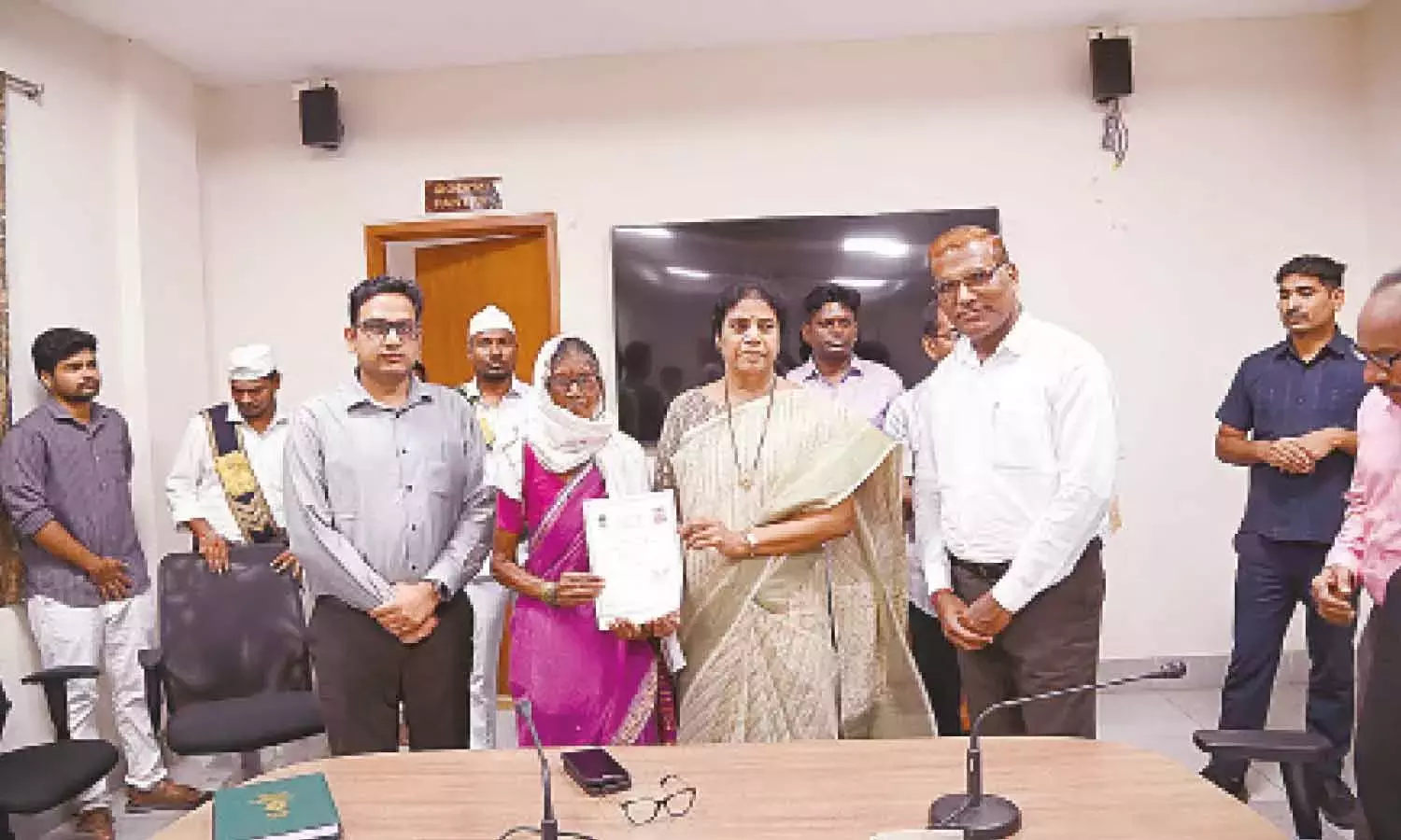 Telangana: पात्र आदिवासी लाभार्थियों को पेंशन स्वीकृति पत्र सौंपे गए Telangana: पात्र आदिवासी लाभार्थियों को पेंशन स्वीकृति पत्र सौंपे गए