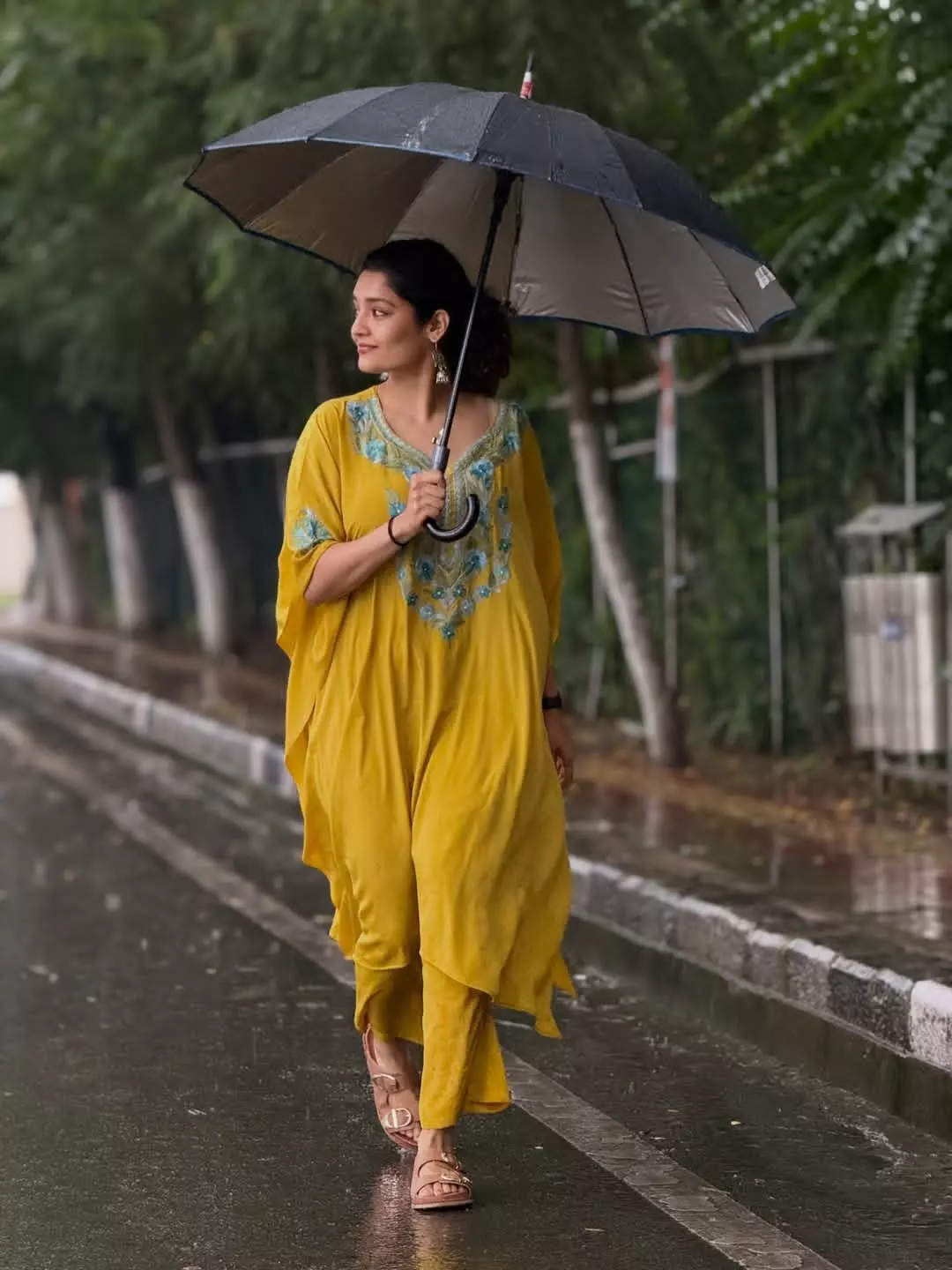 खूबसूरत काफ्तान कुर्ती सेट में एक्ट्रेस का एलिगेंट अंदाज