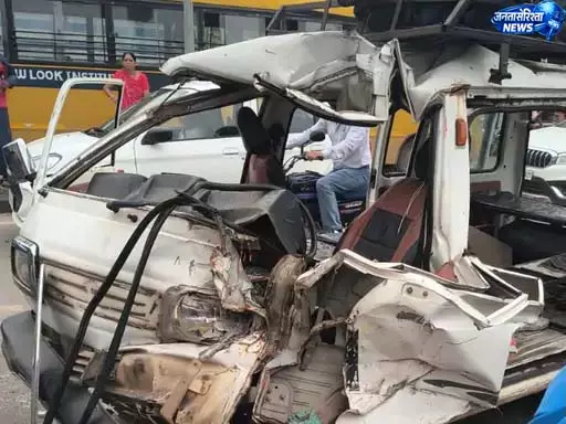 ट्रक से टकराई बच्चों से भरी वैन, 10वीं के छात्र की मौत ट्रक से टकराई बच्चों से भरी वैन, 10वीं के छात्र की मौत