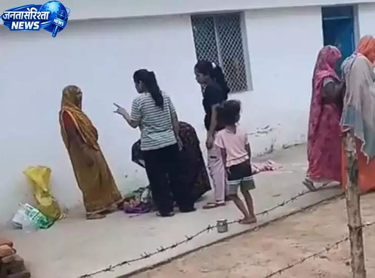 सड़क किनारे गर्भवती का प्रसव, जननी वाहन नहीं मिलने का परिजनों का आरोप सड़क किनारे गर्भवती का प्रसव, जननी वाहन नहीं मिलने का परिजनों का आरोप